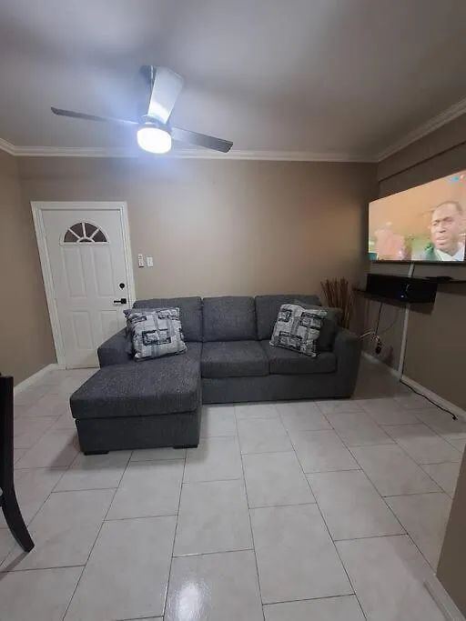 Chateau Central At Sunbury Apts Kingston Lägenhet