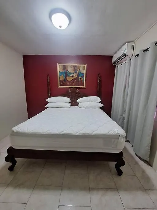 Lägenhet Chateau Central At Sunbury Apts Kingston Jamaica