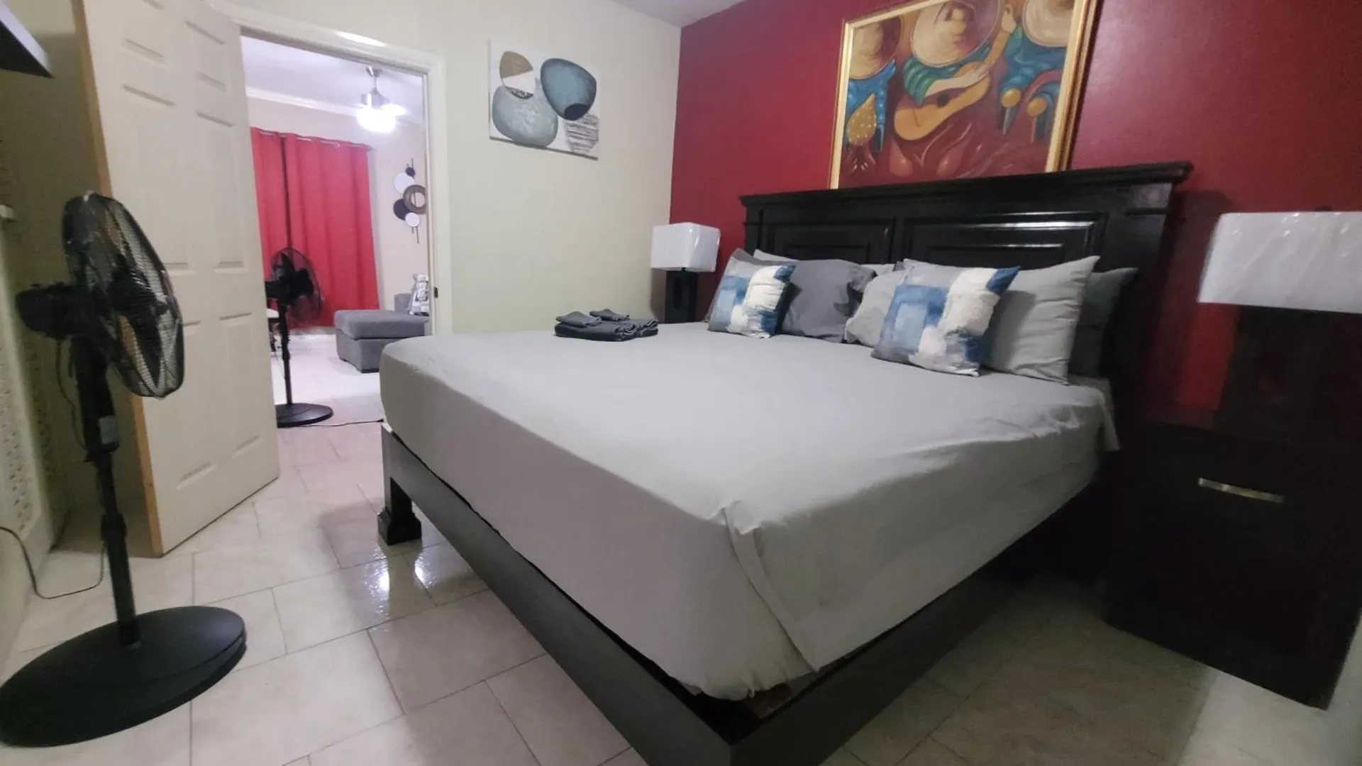 Chateau Central At Sunbury Apts Kingston Lägenhet