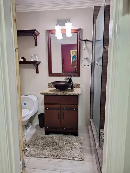 Chateau Central At Sunbury Apts Kingston Appartamento