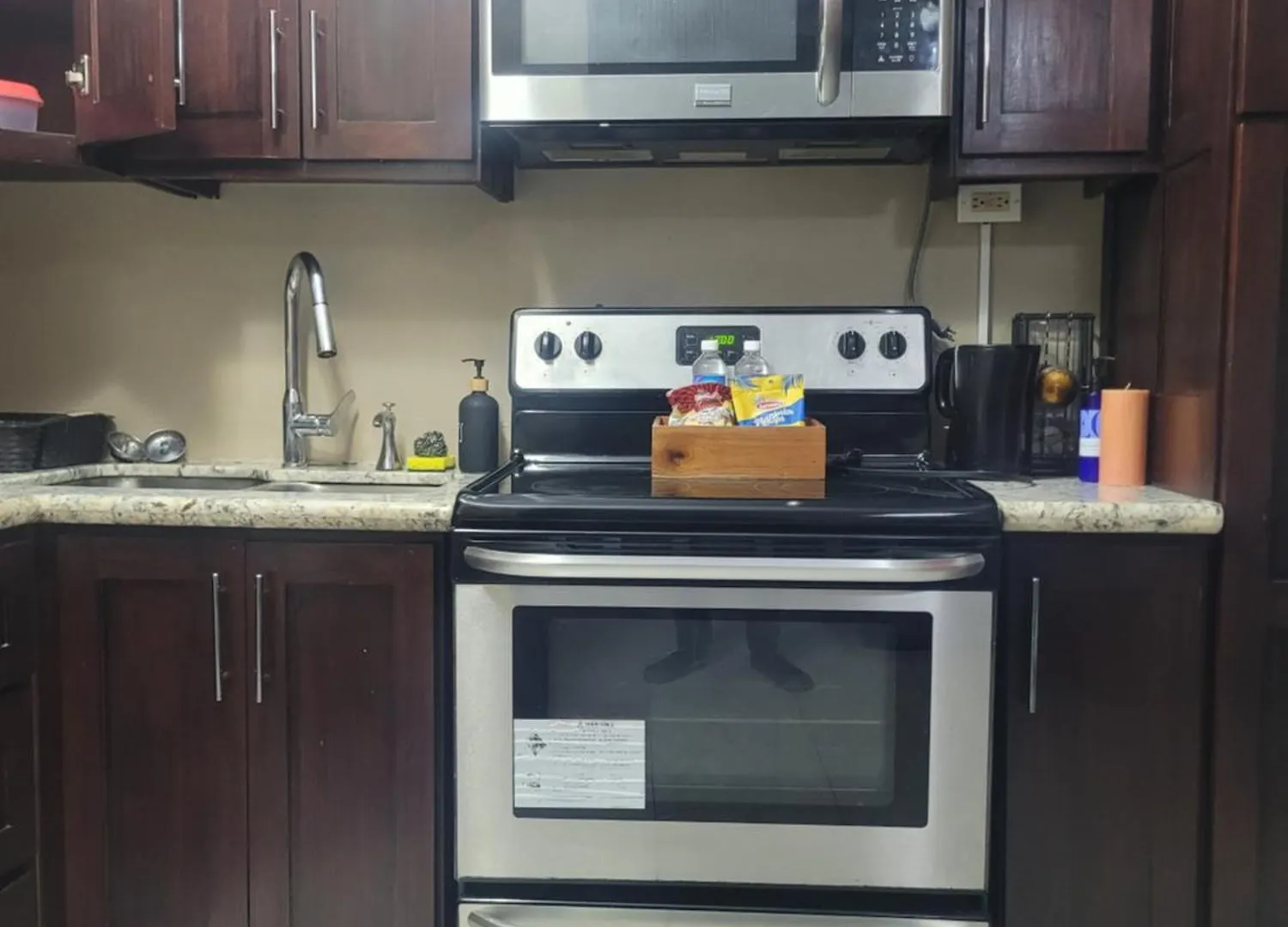 Chateau Central At Sunbury Apts Kingston 0*,